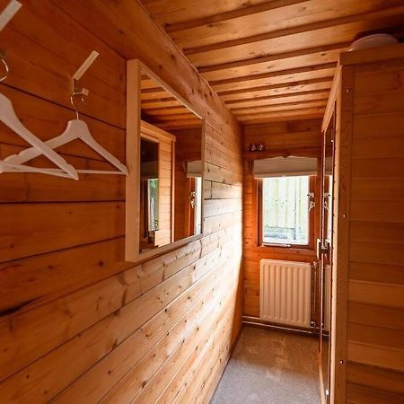 Spacious Wooden Cottage With Infra-Red Sauna At Veluwe プッテン エクステリア 写真