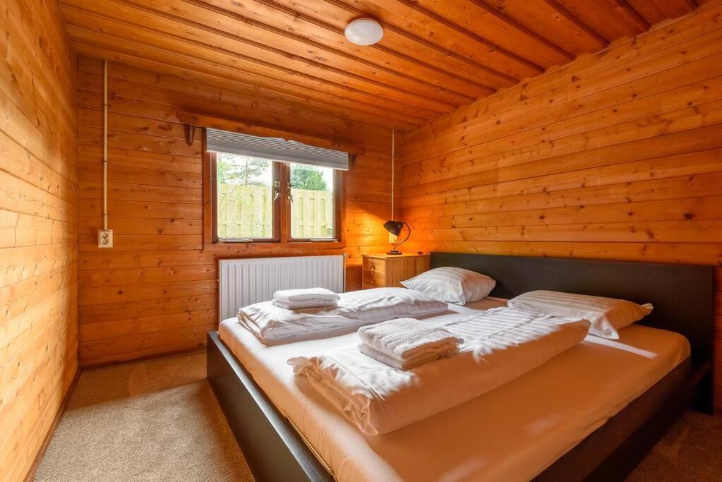 Spacious Wooden Cottage With Infra-Red Sauna At Veluwe プッテン エクステリア 写真