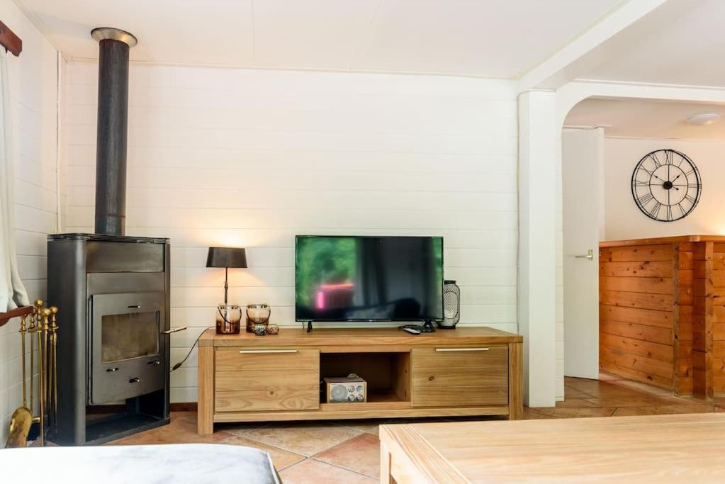 Spacious Wooden Cottage With Infra-Red Sauna At Veluwe プッテン エクステリア 写真
