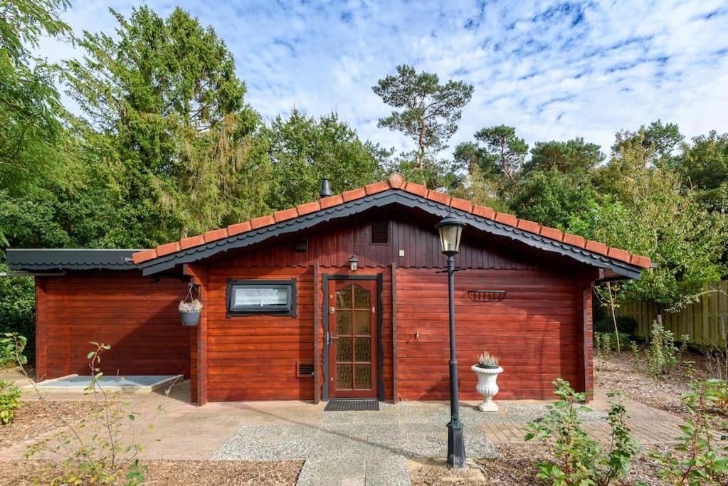 Spacious Wooden Cottage With Infra-Red Sauna At Veluwe プッテン エクステリア 写真