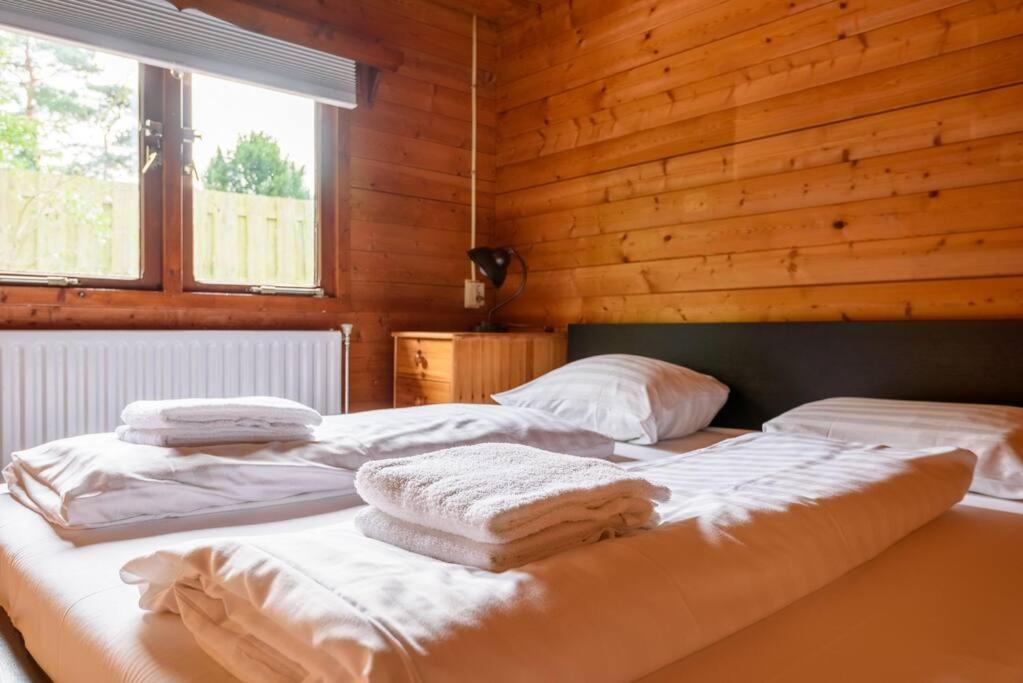 Spacious Wooden Cottage With Infra-Red Sauna At Veluwe プッテン エクステリア 写真