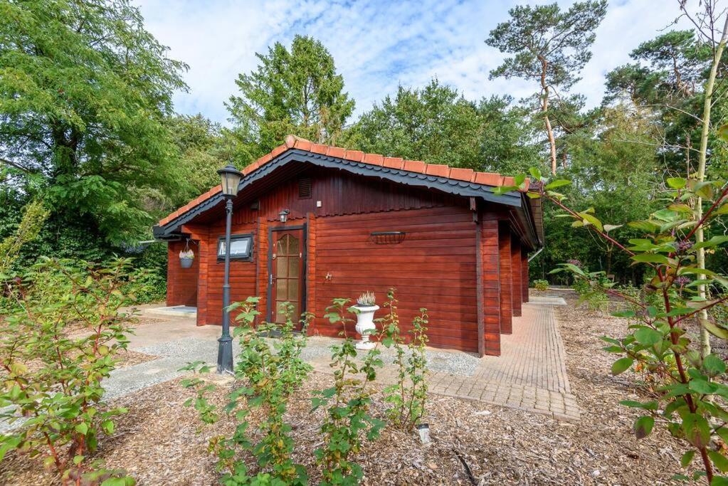 Spacious Wooden Cottage With Infra-Red Sauna At Veluwe プッテン エクステリア 写真