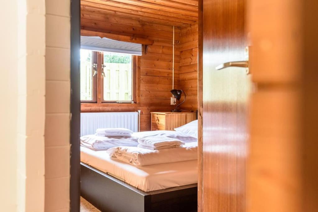 Spacious Wooden Cottage With Infra-Red Sauna At Veluwe プッテン エクステリア 写真