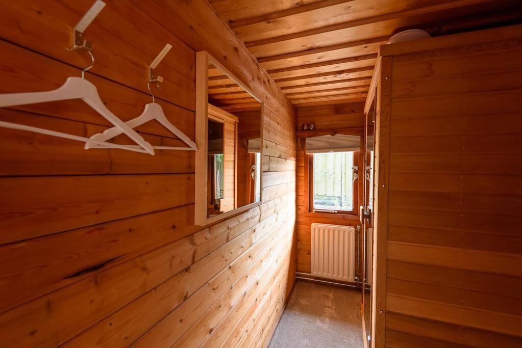 Spacious Wooden Cottage With Infra-Red Sauna At Veluwe プッテン エクステリア 写真